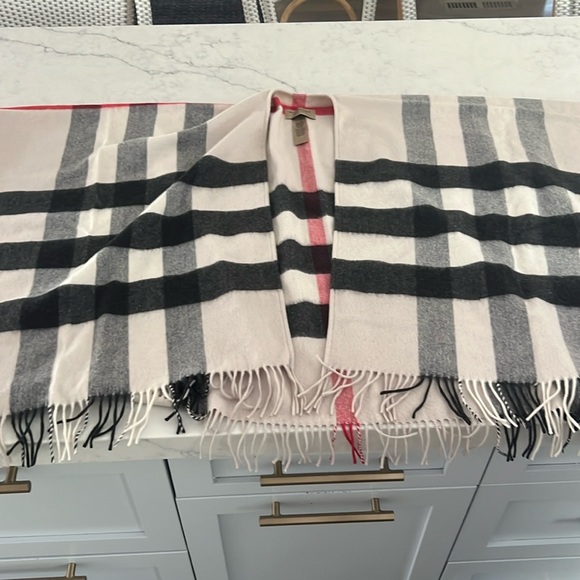 Burberry poncho wrap - Picture 1 of 9